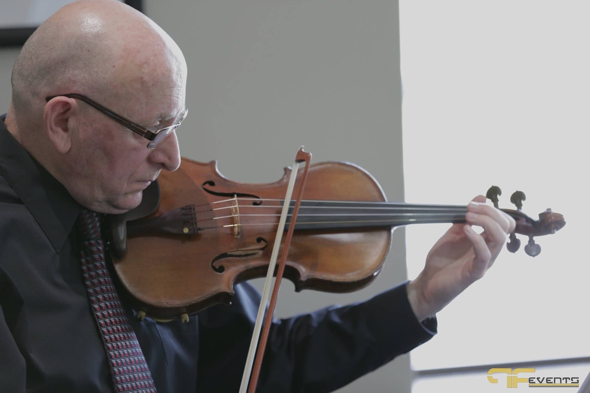 Violinist performing at the Tiron Contracting golf tournament